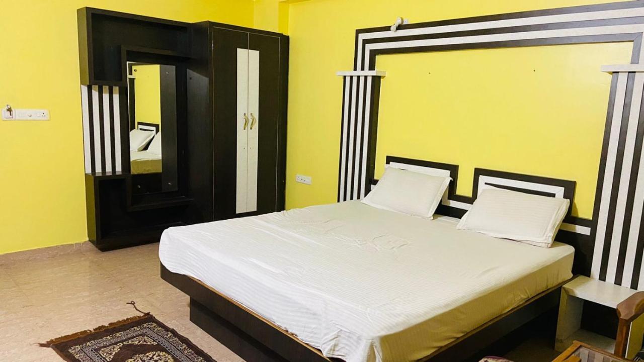 Hotel M J Residency Purî Extérieur photo
