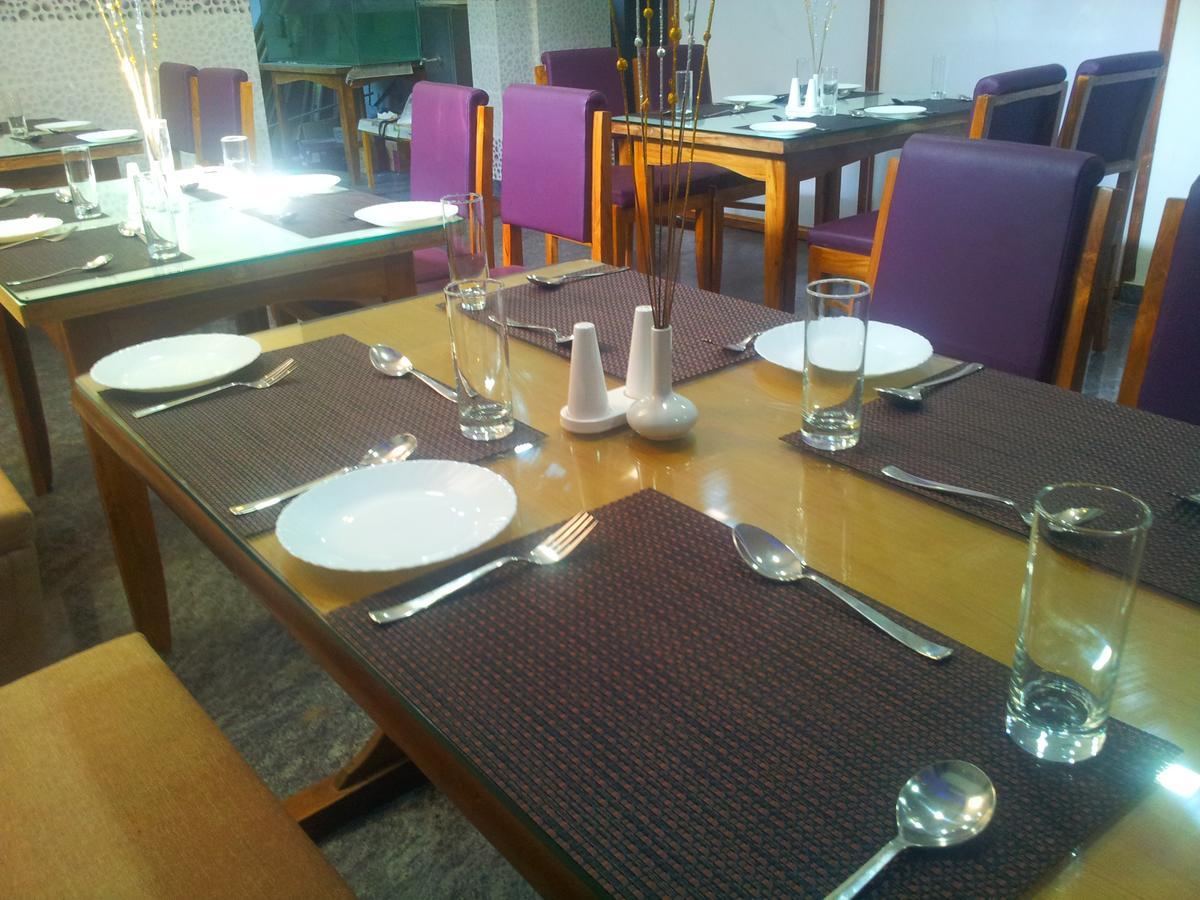 Hotel M J Residency Purî Extérieur photo